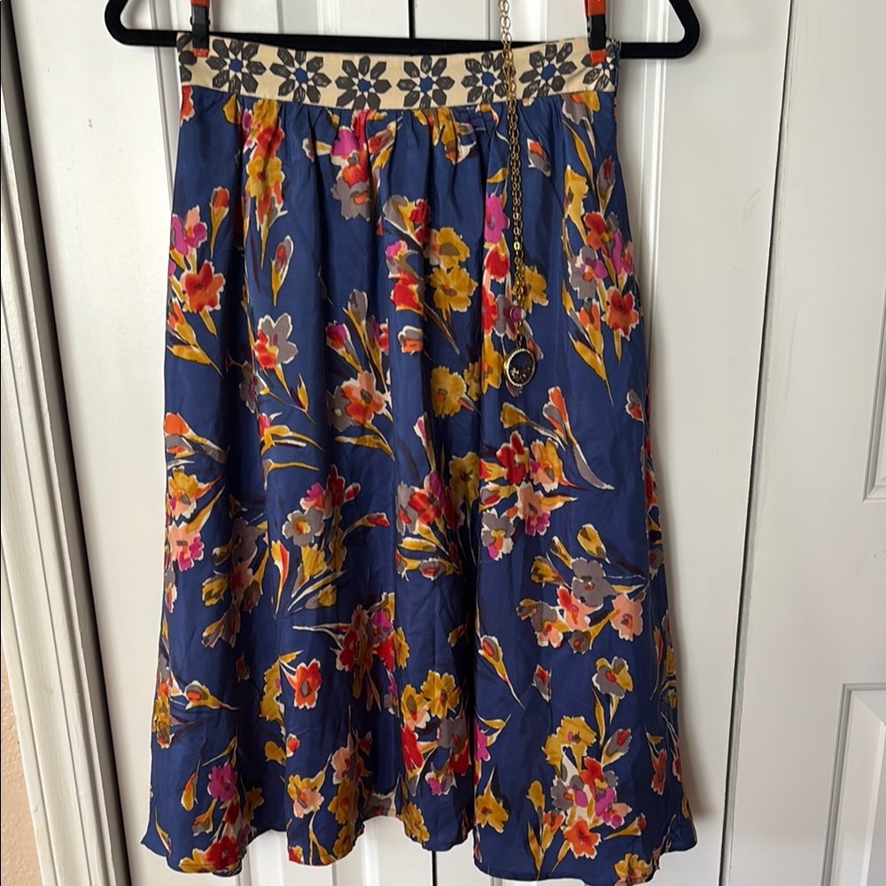 Vibrant Orange and Red Knee-Length A-Line Skirt with Pleats 💯 %Silk